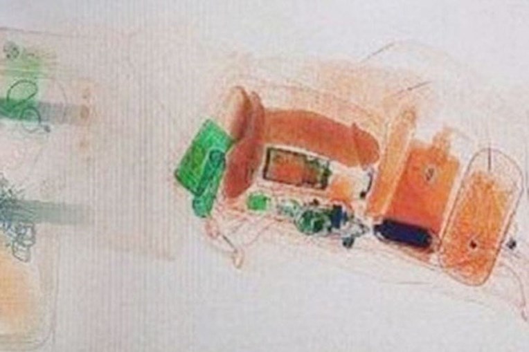 Segurança mostra “brinquedinhos” de passageira e acaba demitido 