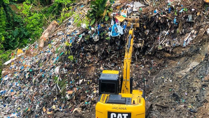 Lixeira viciada é desativada após 20 anos em Manaus