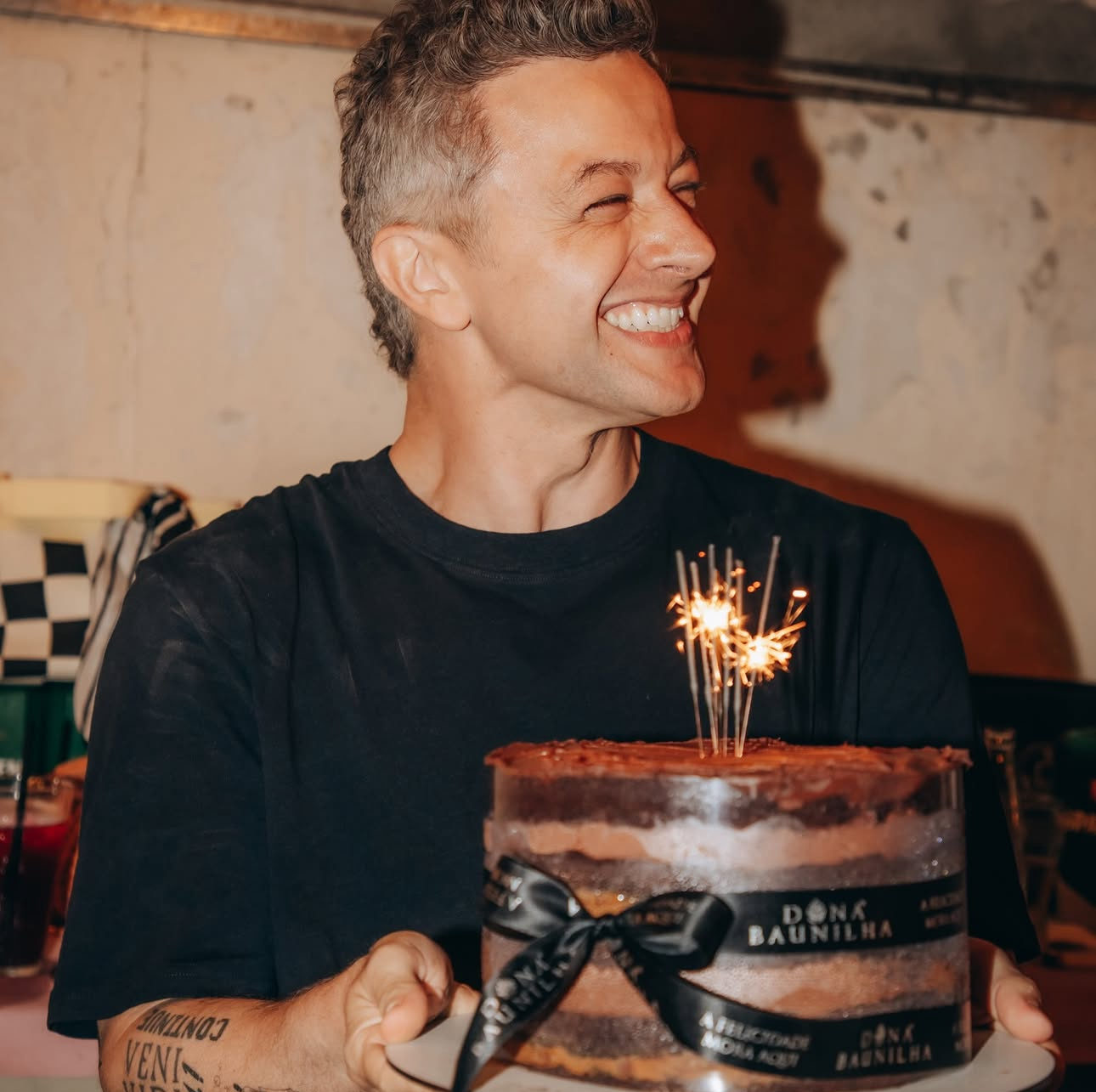 Sandy e namorado marcam presença em festa de aniversário de Lucas Lima