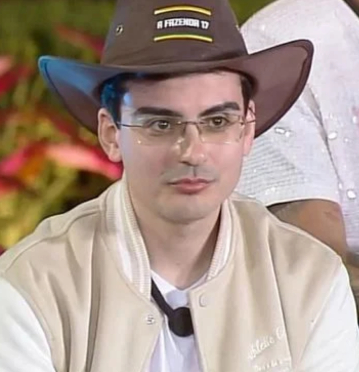 Confinado em A Fazenda, Dudu Camargo é procurado pela Justiça 