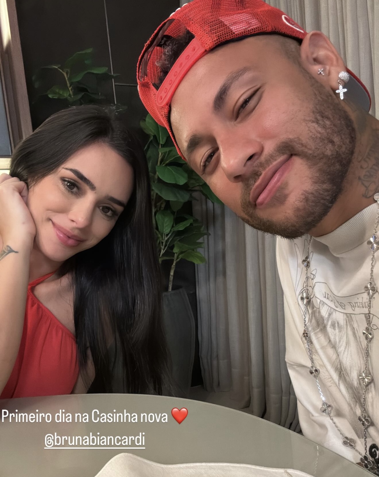 Neymar e Bruna Biancardi mostram primeiro dia na mansão nova em Santos 