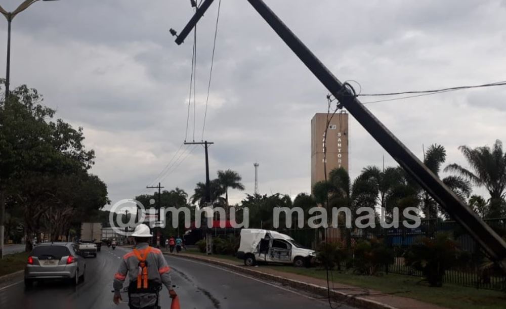 Carro desgovernado atinge poste e deixa trânsito complicado em Manaus