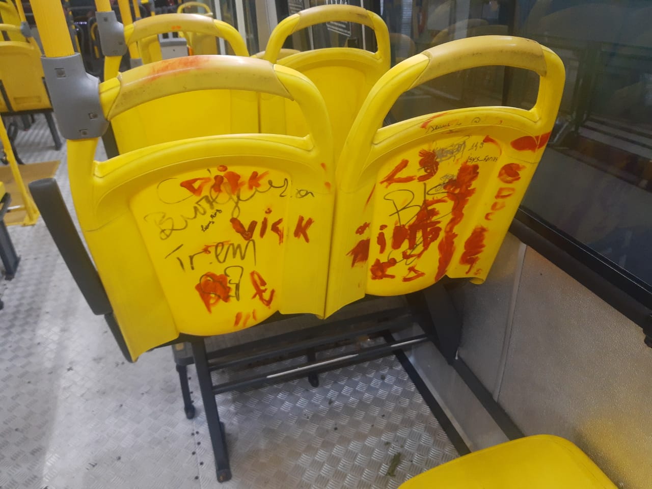 Ônibus de frota nova são vandalizados em Manaus; Prefeitura faz alerta