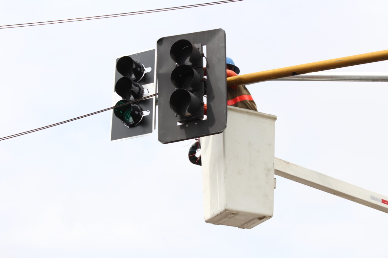 Fios de semáforos são furtados e prejudicam o trânsito em Manaus 