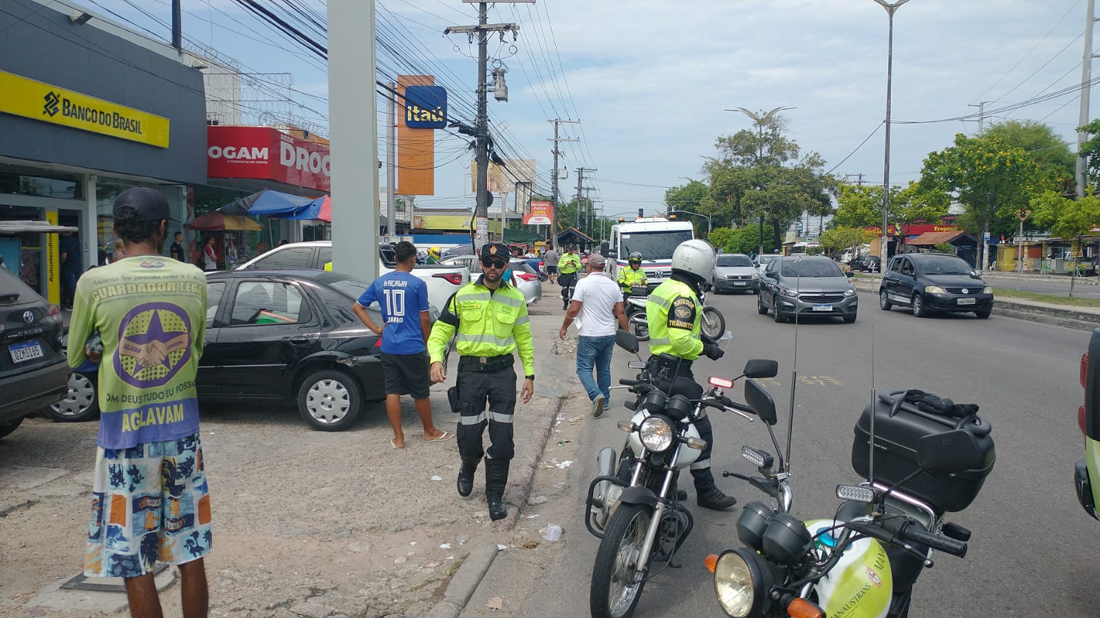 40 motoristas são multados em estacionamento proibido de Manaus
