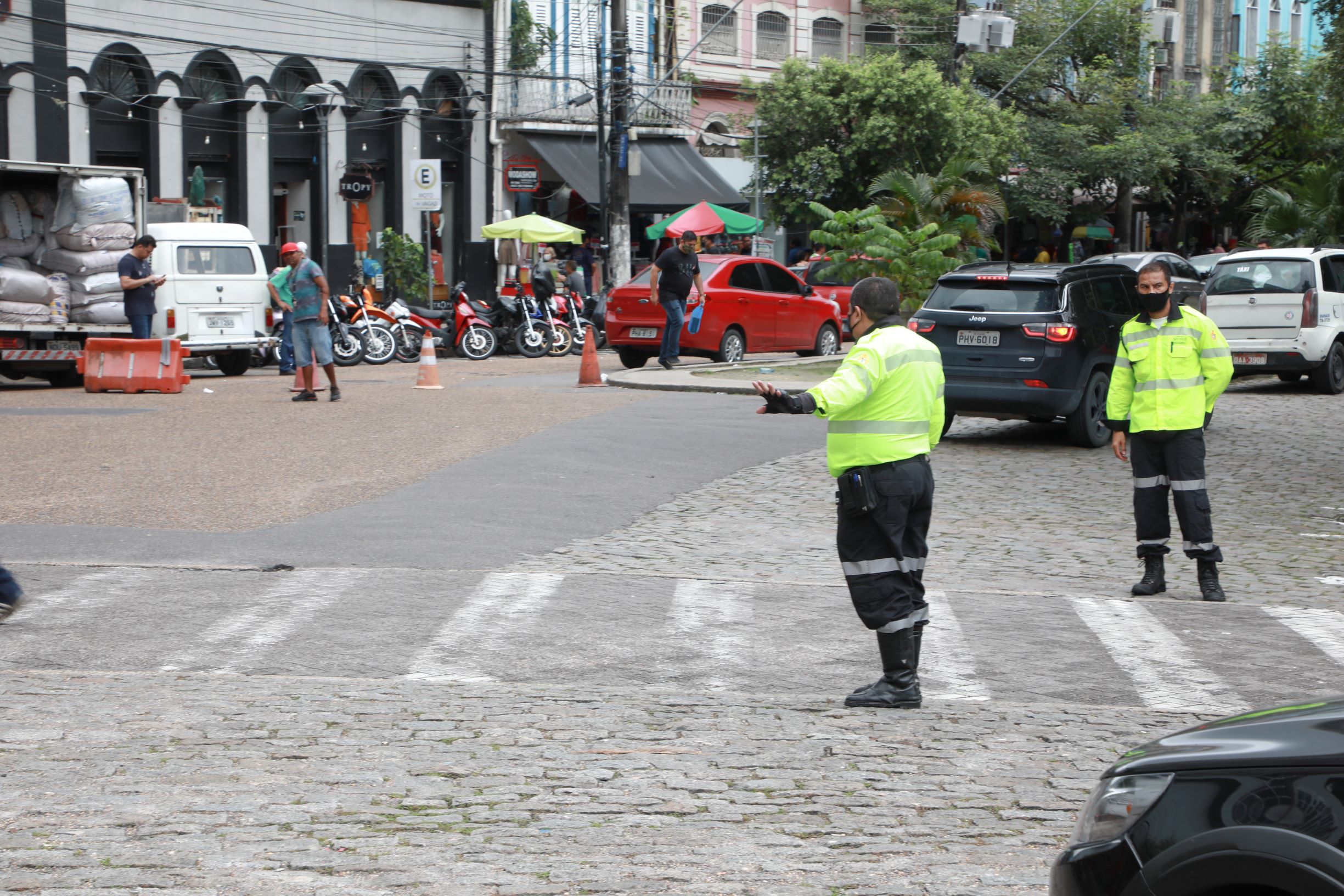 Agentes orientam motoristas sobre alteração no trânsito no Centro de Manaus