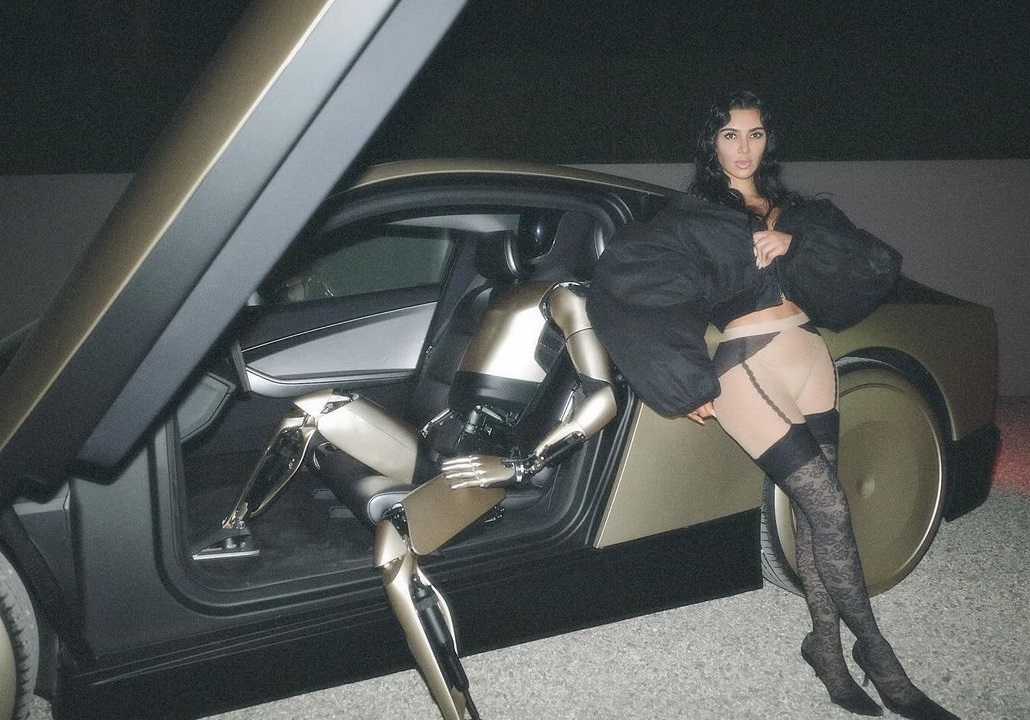 Kim Kardashian sensualiza com seu robô da Tesla, adquirido por R$ 170 mil