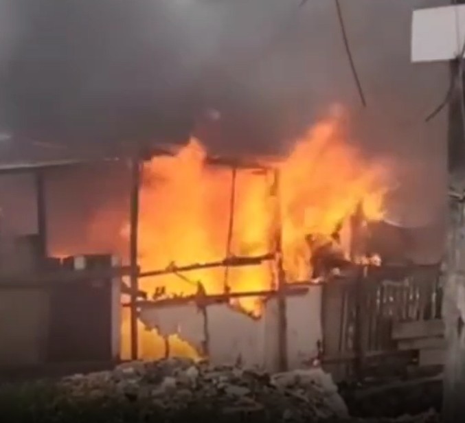 Casa pega fogo e idosa cadeirante perde tudo na Praça 14