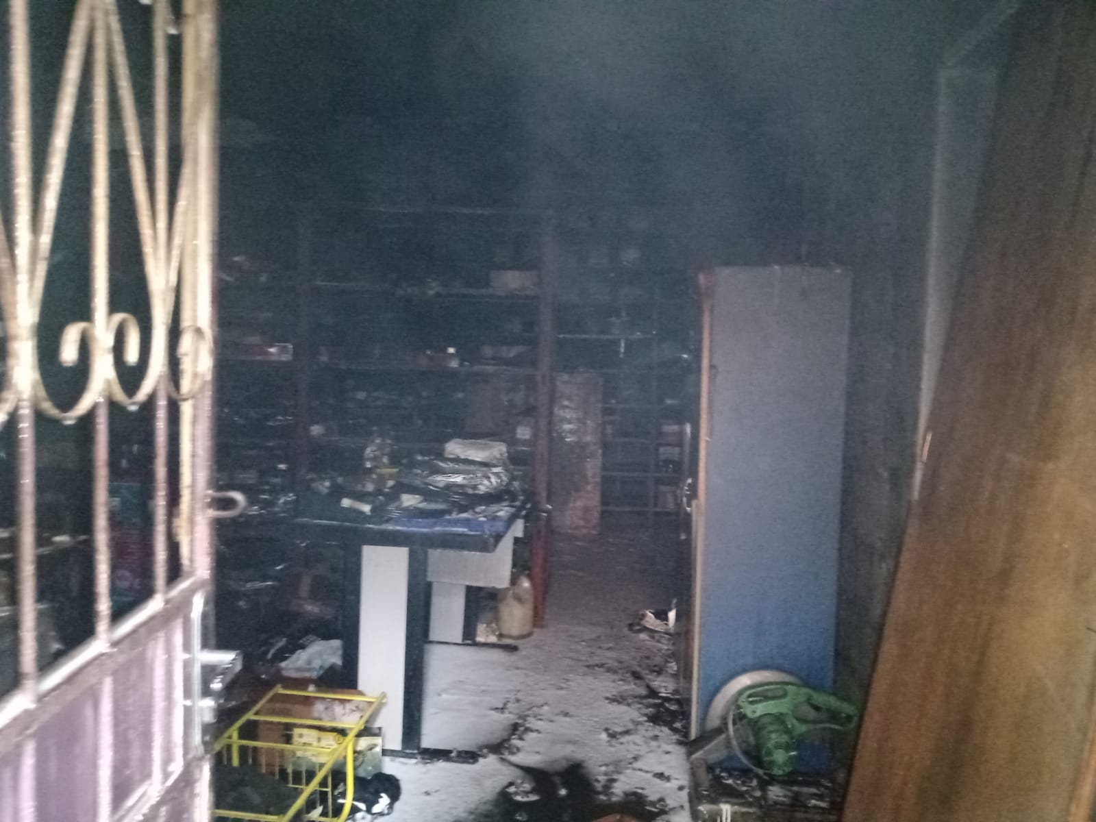 Oficina mecânica fica destruída após incêndio, em Manaus