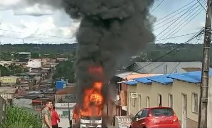 Micro-ônibus alternativo é consumido por chamas em avenida de Manaus