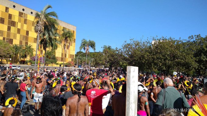 Após confronto, indígenas voltam a protestar em Brasília 