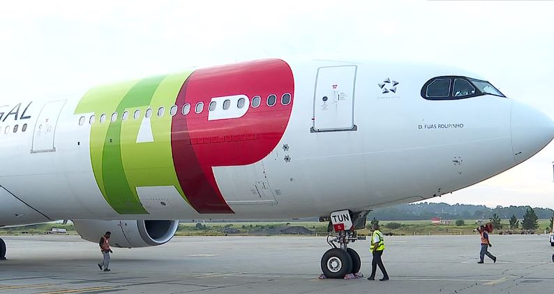 Novo lote de insumos para a produção da Coronavac chega ao Brasil