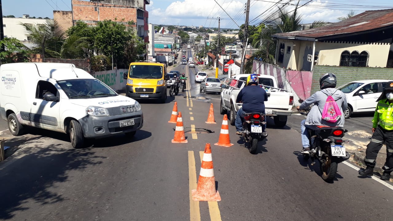 Rua é interditada em Manaus após rompimento de tubulação