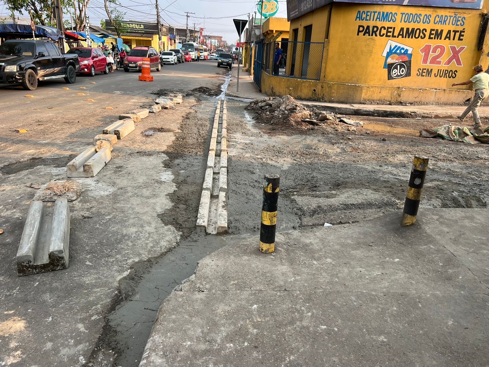 Obra emergencial deixa via interditada no conjunto Manoa