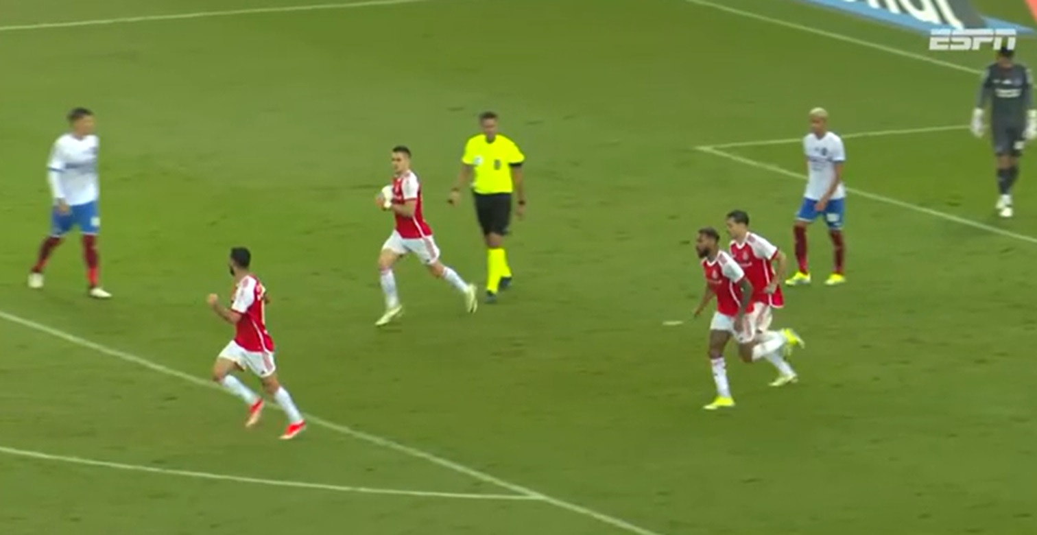 Inter vira sobre o Bahia em jogo marcado por chuva e vaias da torcida