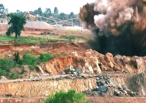 China: trabalhadores estão retidos em mina de ouro após explosão