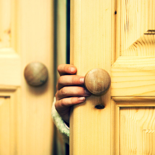 Namorada de marinheiro é encontrada seminua em armário da base militar