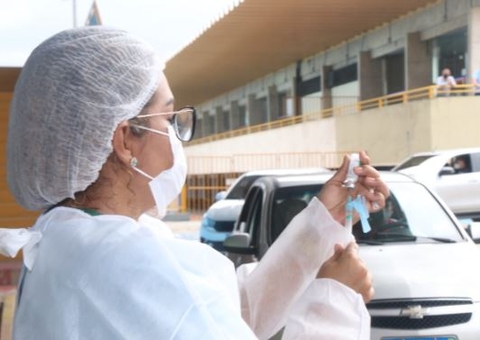 Vacina da AstraZeneca é eficaz contra variante britânica do coronavírus
