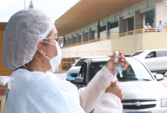 Vacina da AstraZeneca é eficaz contra variante britânica do coronavírus