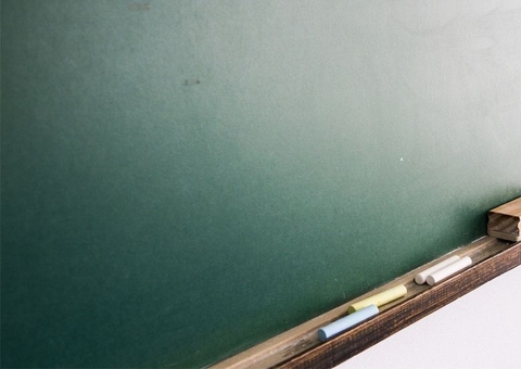 Professora é presa após borrifar desinfetante em alunos por máscara errada