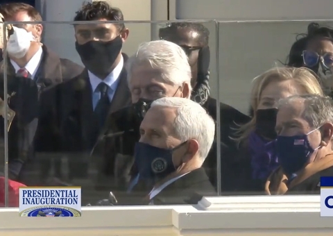 Bill Clinton é flagrado 'tirando uma soneca' na posse de Joe Biden