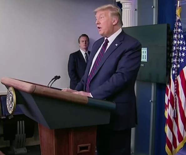 Assessor pessoal de Trump testa positivo para Covid-19