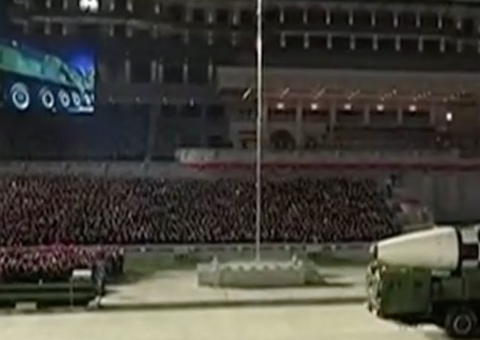 Coréia do Norte exibe míssil mais poderoso de seu arsenal, dizem cientistas