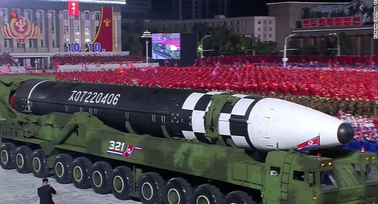 Coréia do Norte exibe míssil mais poderoso de seu arsenal, dizem cientistas