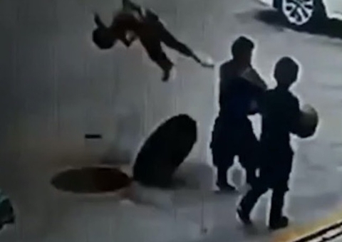 Vídeo: Criança 'voa' após bueiro explodir na China