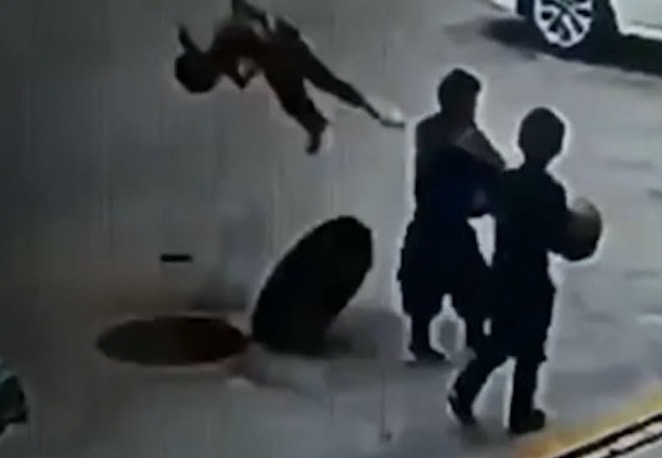 Vídeo: Criança 'voa' após bueiro explodir na China