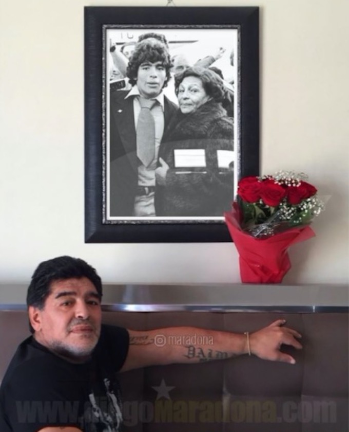 Maradona bateu a cabeça durante queda, uma semana antes de morrer 