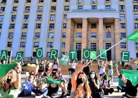 Deputados aprovam projeto de lei para legalizar aborto na Argentina