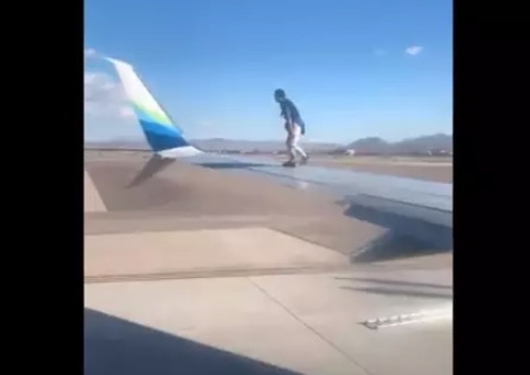 Homem invade pista e sobe em asa de avião que se preparava para decolar