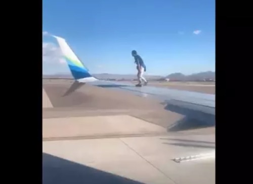 Homem invade pista e sobe em asa de avião que se preparava para decolar