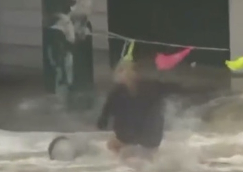 Vídeo: Mulher enfrenta enxurrada para salvar barris de cerveja