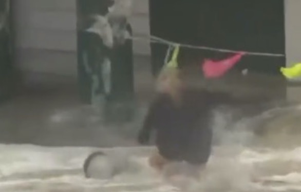 Vídeo: Mulher enfrenta enxurrada para salvar barris de cerveja