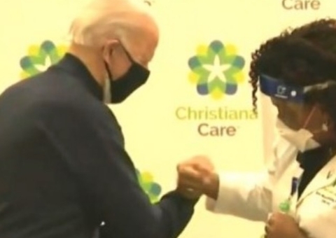 Joe Biden se vacina em público para incentivar população