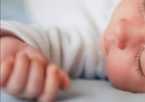 Bebê de 8 meses é a primeira no mundo a ter cartão de saúde sem 'gênero'