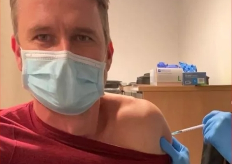 'Nada diferente do que outras vacinas', diz médico brasileiro vacinado 