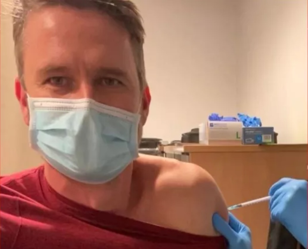 'Nada diferente do que outras vacinas', diz médico brasileiro vacinado 