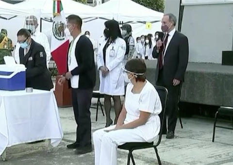 Enfermeira é a primeira pessoa na América Latina a se vacinar contra Covid