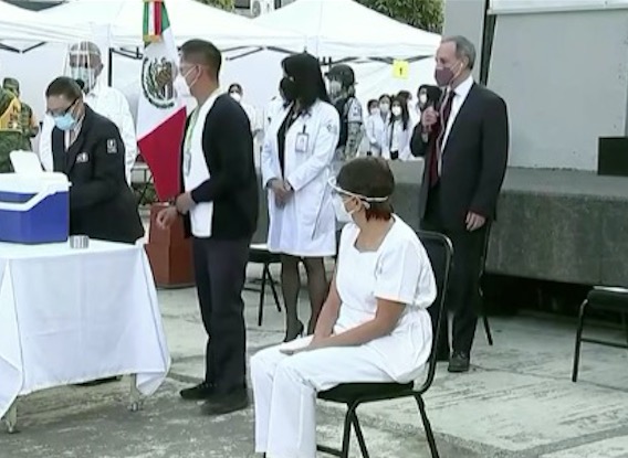 Enfermeira é a primeira pessoa na América Latina a se vacinar contra Covid