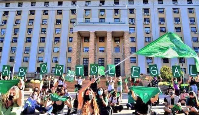Senadores votam hoje projeto de legalização do aborto na Argentina