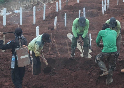 País obriga quem não usa máscara a cavar covas de vítimas da Covid-19