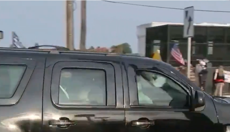 Com coronavírus, Donald Trump sai do hospital para cumprimentar apoiadores