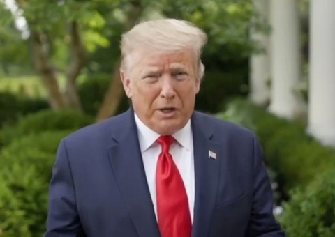 Trump pede paz após contestar eleições e apoiadores invadirem Congresso