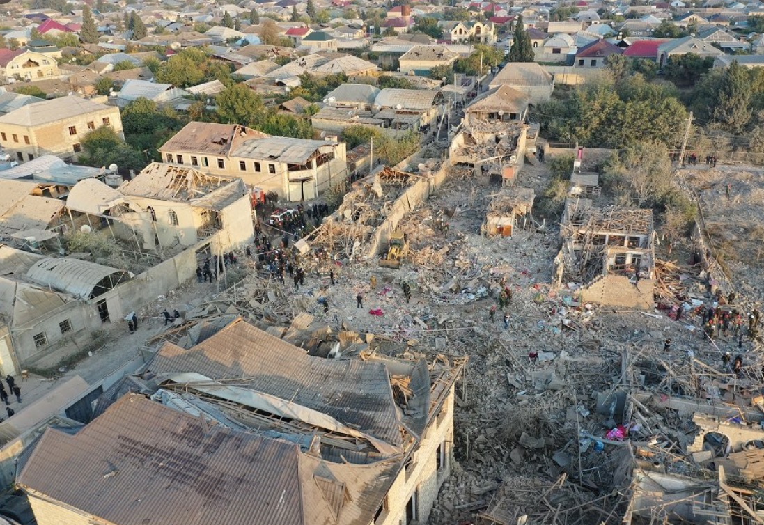 Bombardeio atinge área residencial e deixa mortos no Azerbaijão 