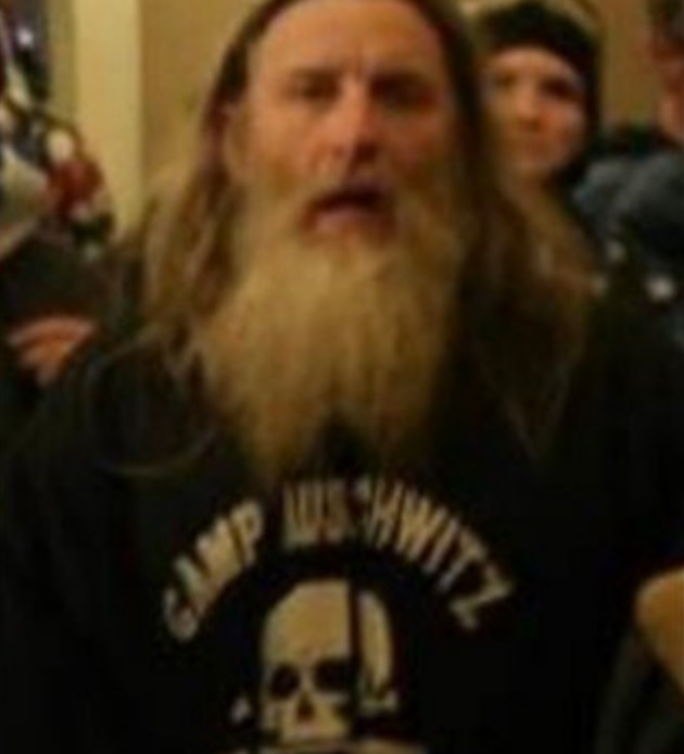 Invasor ao Capitólio que fez referência nazista é preso nos EUA