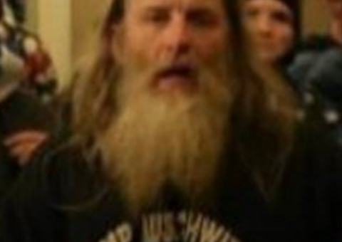 Invasor ao Capitólio que fez referência nazista é preso nos EUA