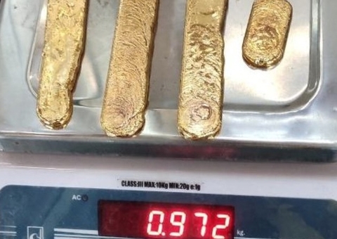 Homem é flagrado com barras de ouro entre as nádegas após andar 'torto'